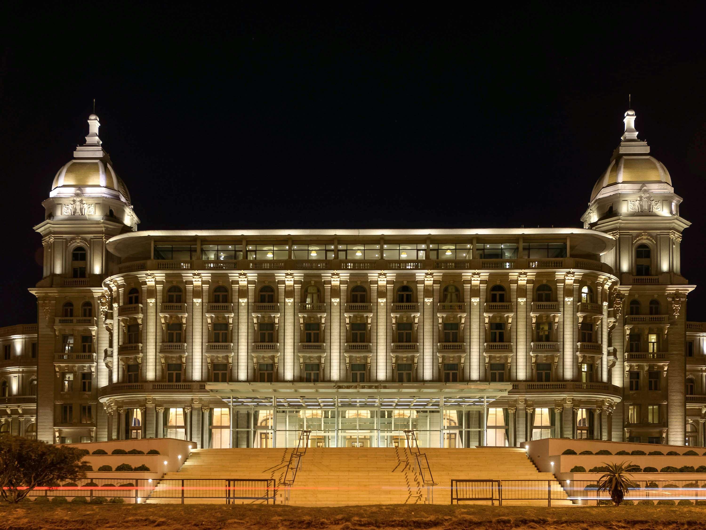 Sofitel Montevideo Casino Carrasco & Spa Exteriér fotografie The Grand Hotel at night