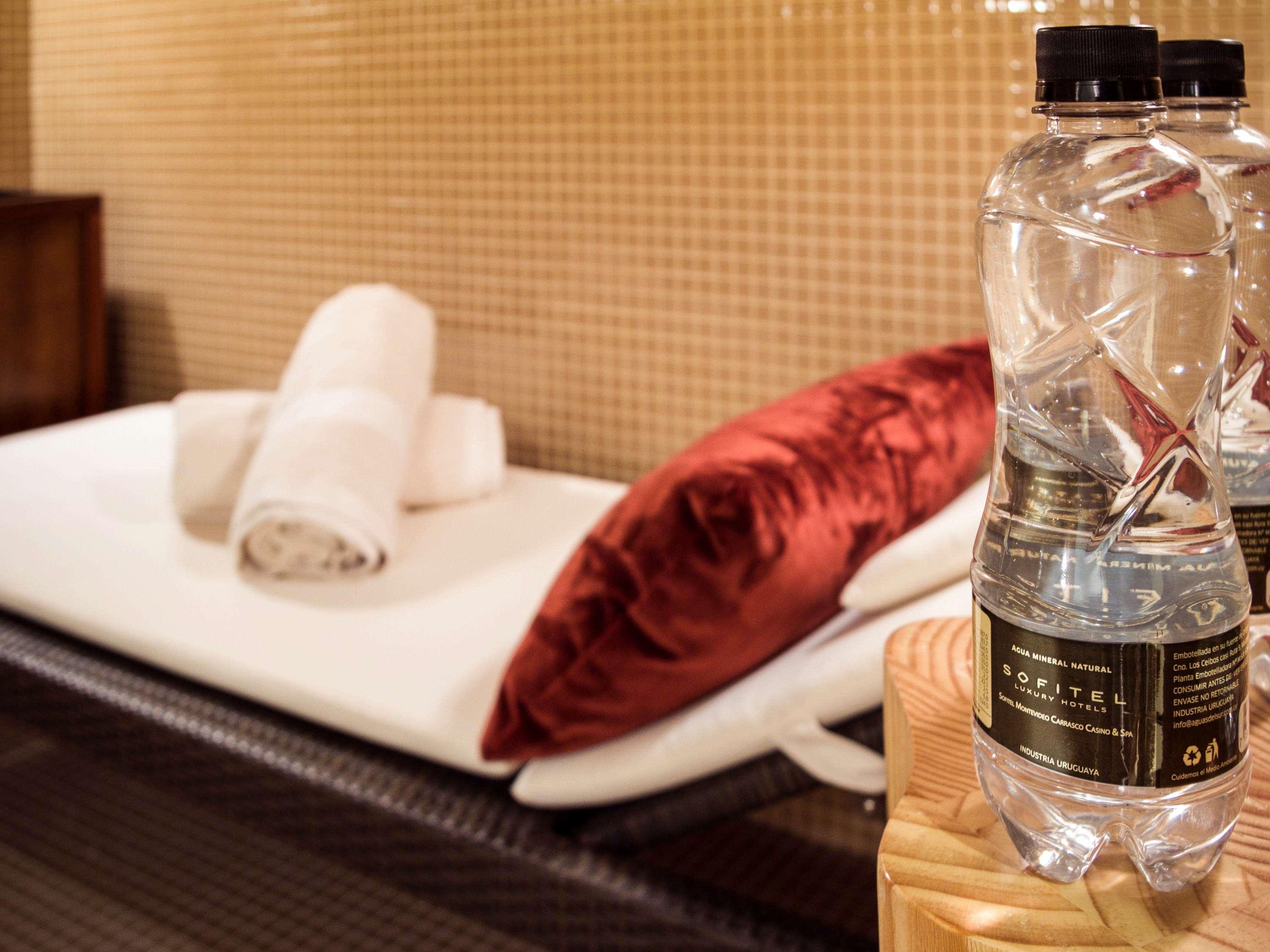 Sofitel Montevideo Casino Carrasco & Spa Exteriér fotografie Bottled water in a hotel room