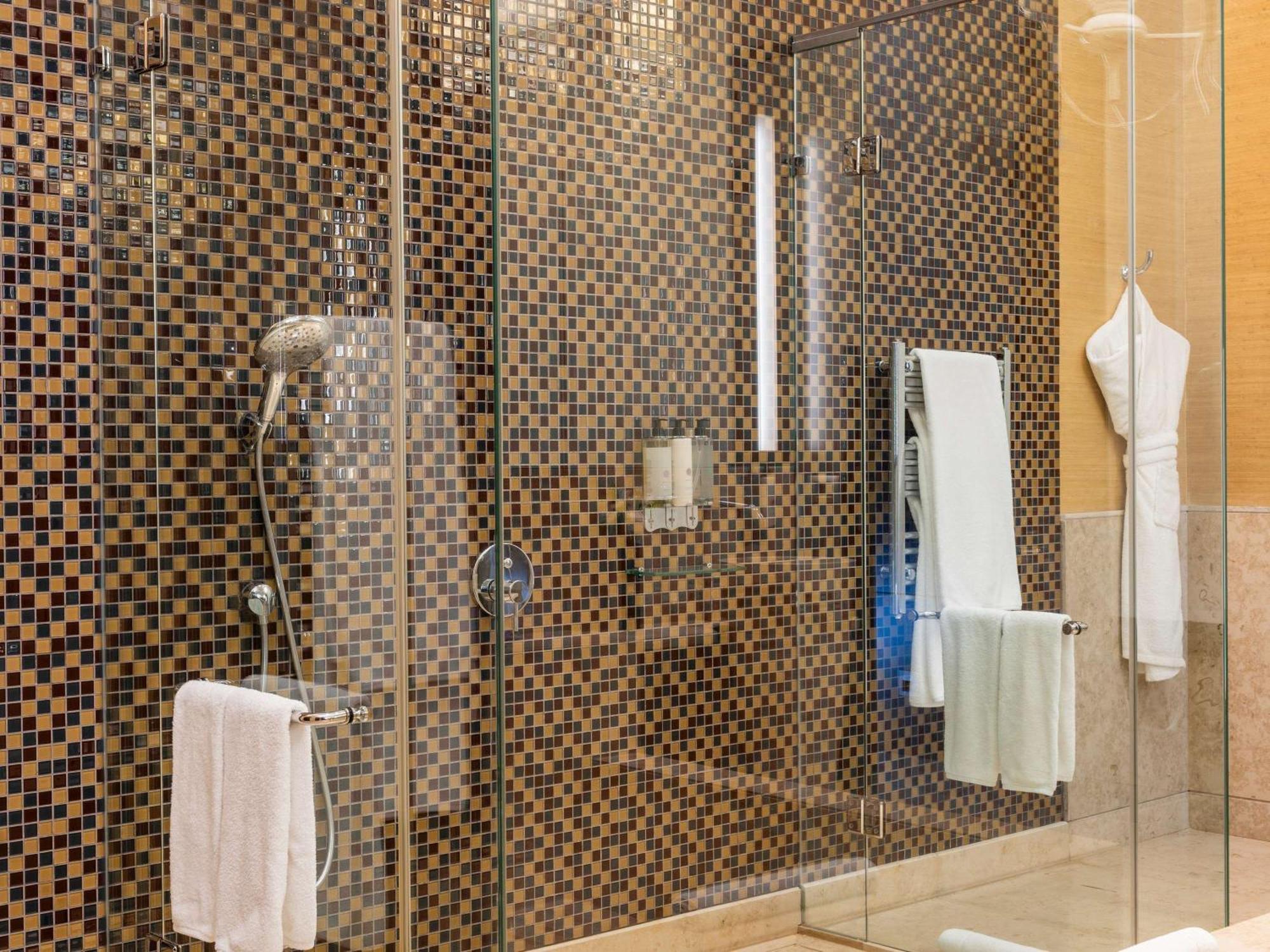 Sofitel Montevideo Casino Carrasco & Spa Exteriér fotografie A shower with a sliding door