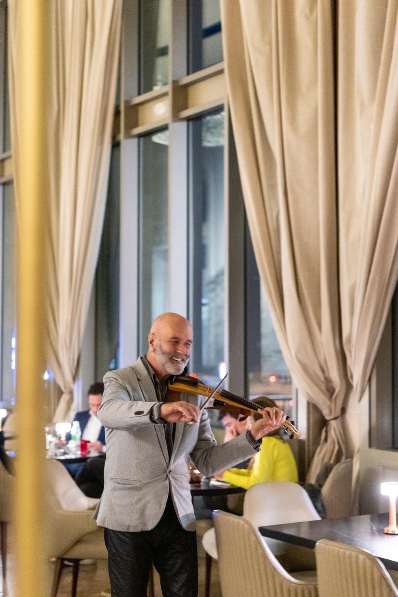 Sofitel Montevideo Casino Carrasco & Spa Exteriér fotografie The violinist at the opening of the restaurant
