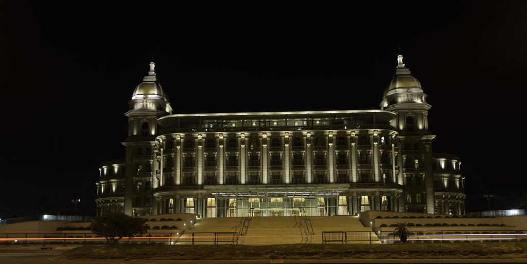 Sofitel Montevideo Casino Carrasco & Spa Exteriér fotografie The Grand Hotel at night